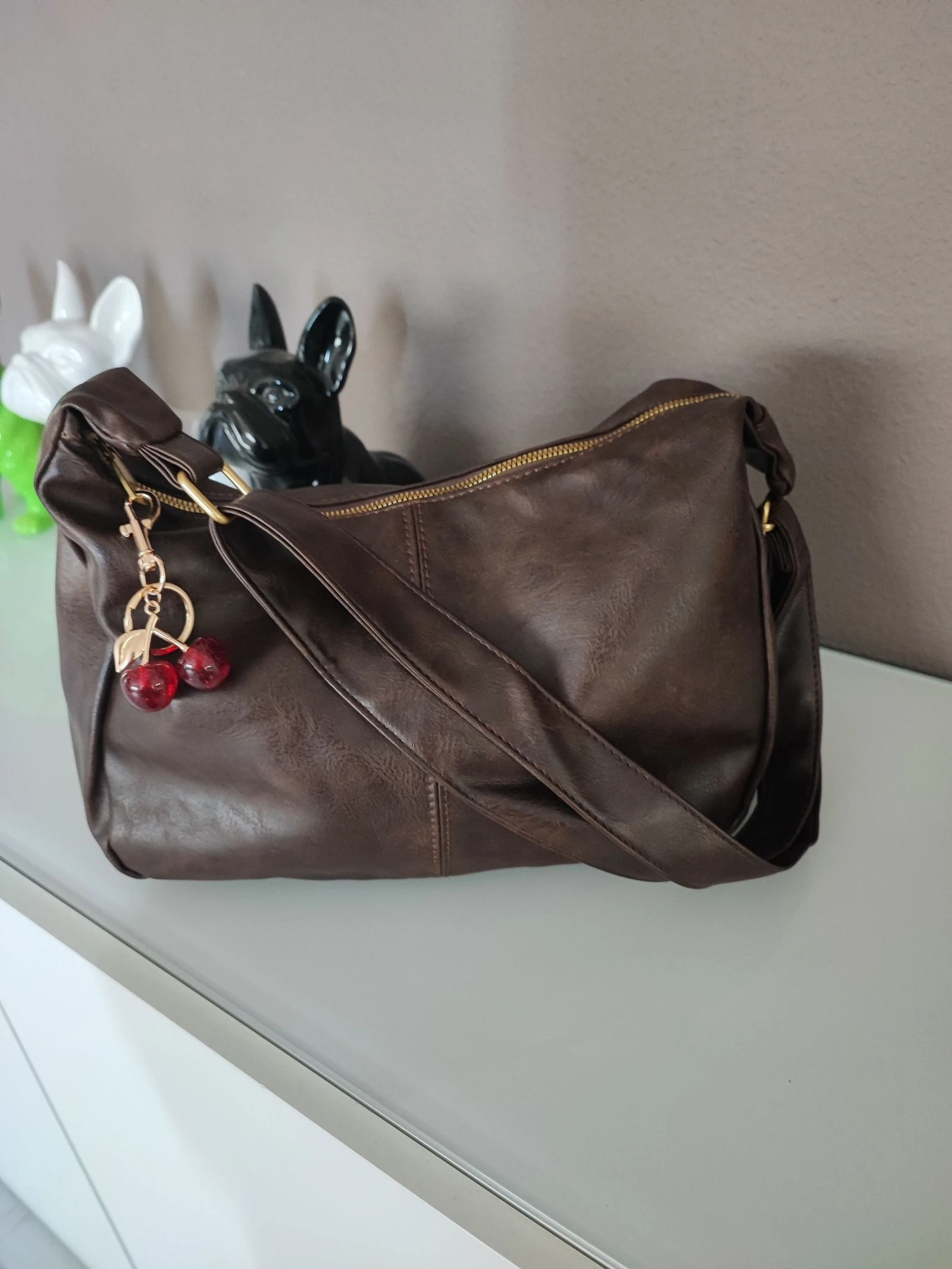 Bolso de cuero sintético marrón con bandolera ajustable y detalle de cereza – photo 4